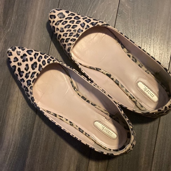Cheetah Print Flats with Kitten Heel and Pointed Toes - Picture 1 of 3